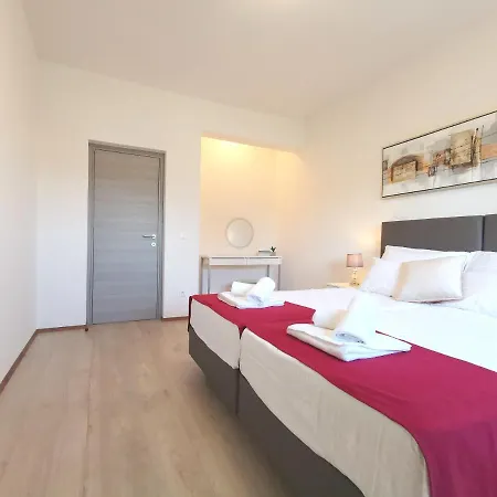 Appartement Pineta With Terrace & Park Wood View