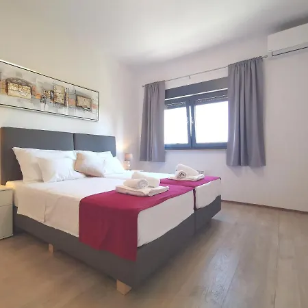 Pineta With Terrace & Park Wood View Appartement *
